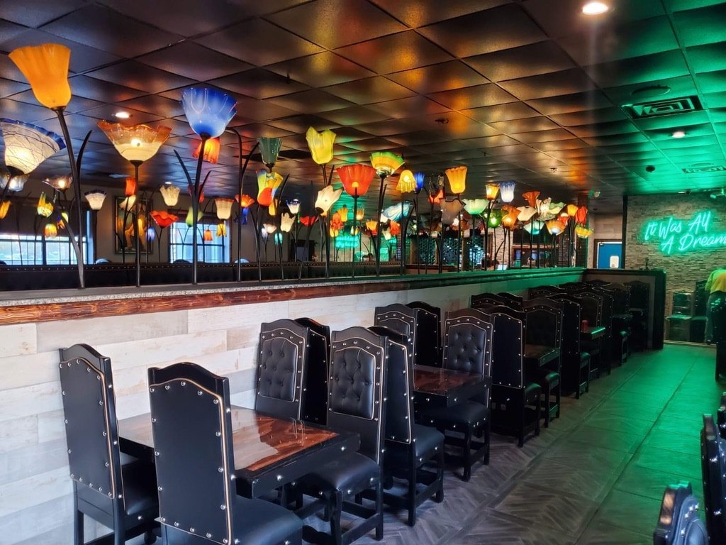 Restaurante decorado con decenas de lámparas de flores de vidrio soplado de colores