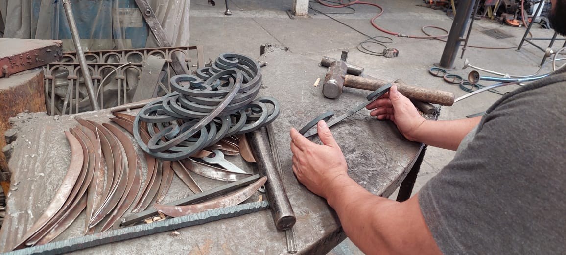 Herrería artística a mano en el taller de Kublaikan en Tonalá, Jalisco